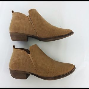 SALE 3/$10 ✨ light tan nude low heel booties